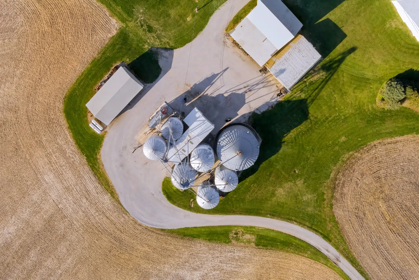 Letecký pohľad na bioplynovú elektráreň s charakteristickými okrúhlymi nádržami a technologickými zariadeniami